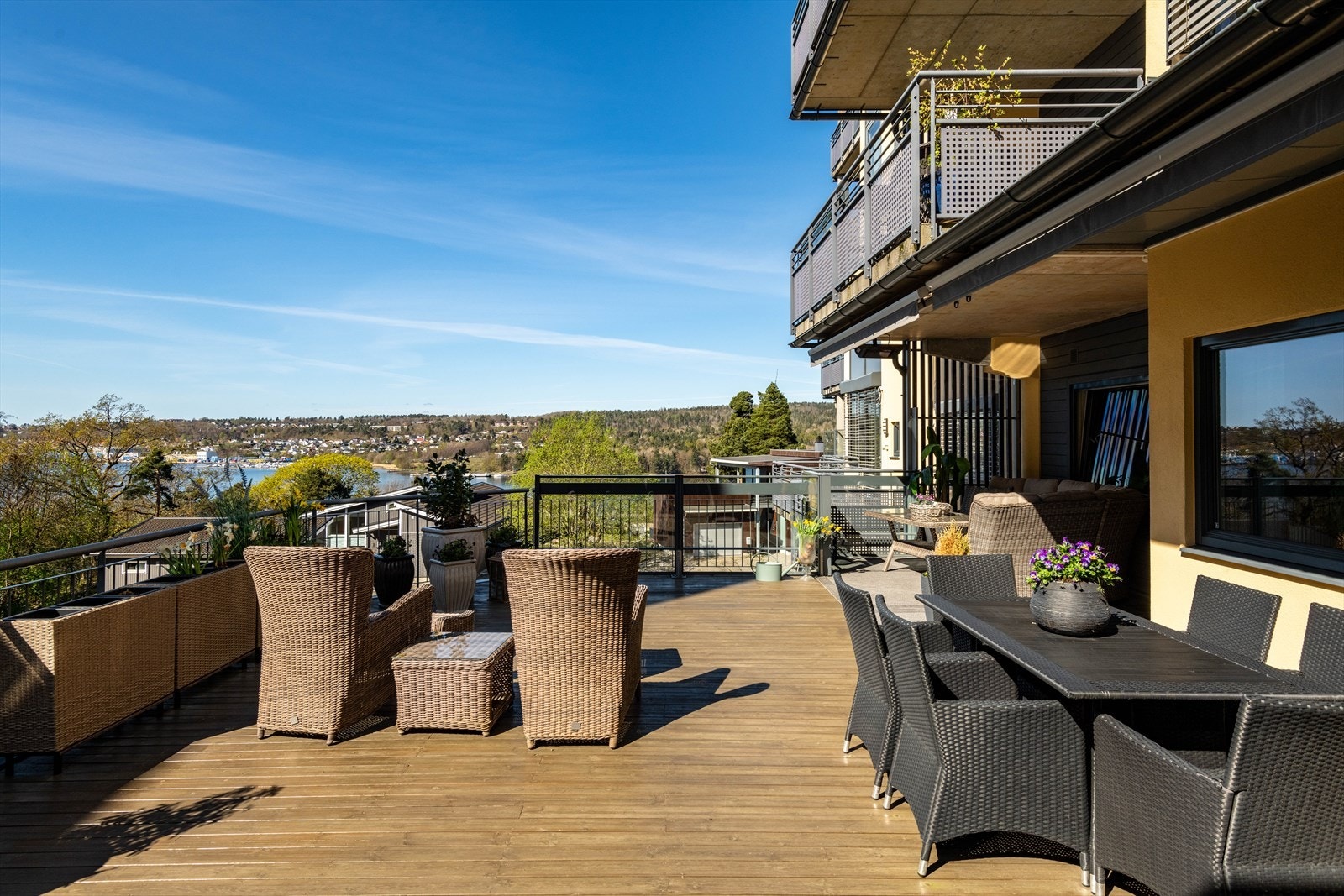 Romslig eierleilighet med stor terrasse. Utsikt og kveldssol. Garasje og heis. Galleribilde