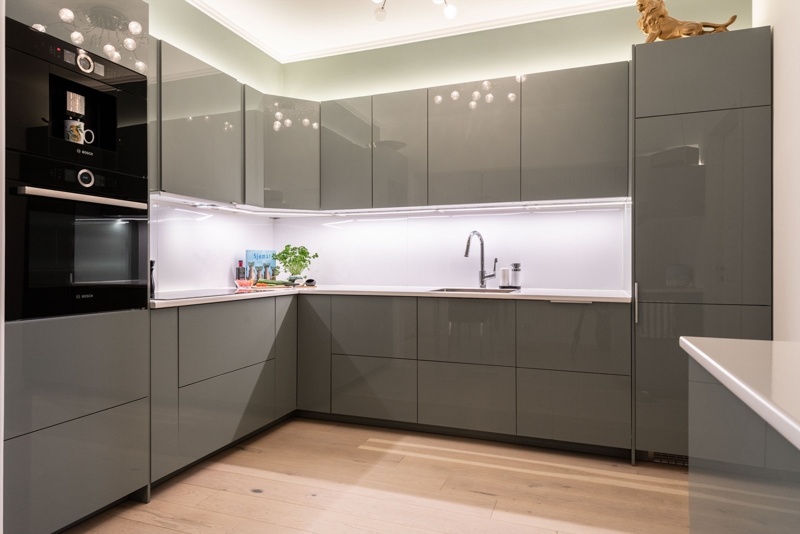 Kjøkken fra 2018 med integrerte hvitevarer Galleribilde