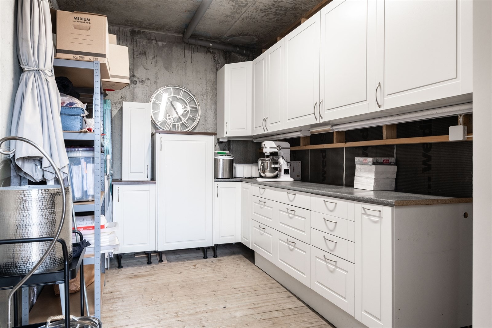 Utvendig bod med kjøkkenskap Galleribilde