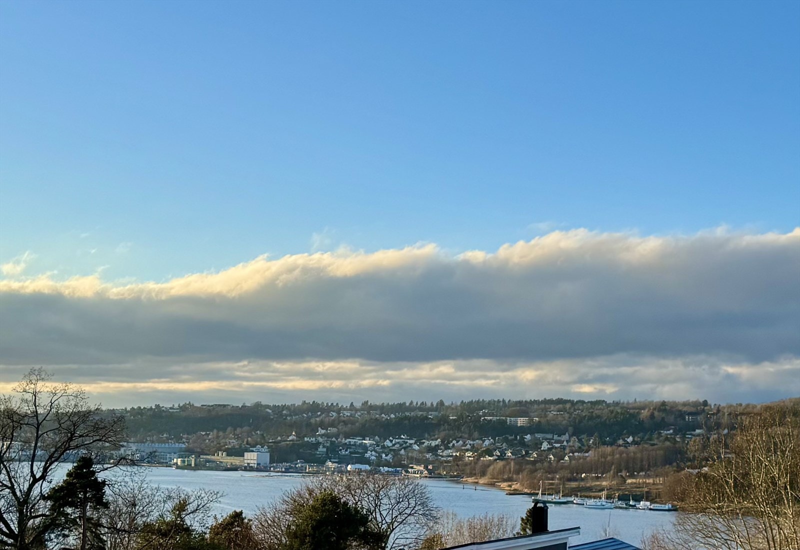 Utsikt over Jeløy og Mossesundet. Kveldssol. Galleribilde