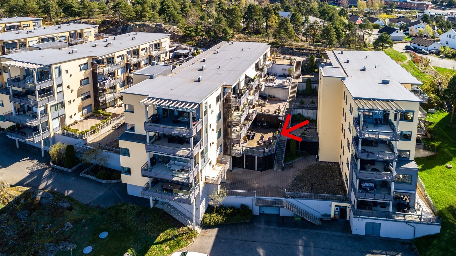 Åpen og lys leilighet med stor terrasse. Sjøutsikt og kveldssol. Garasjeplass og heis. Galleribilde