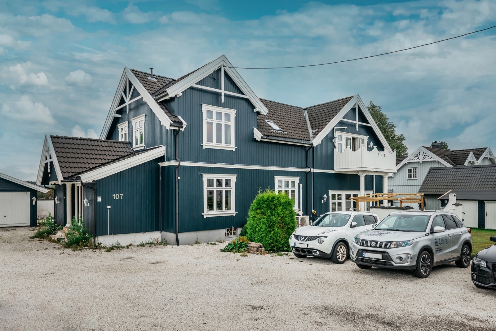 Fasade, med gruset oppkjørsel. God plass for parkering. Galleribilde