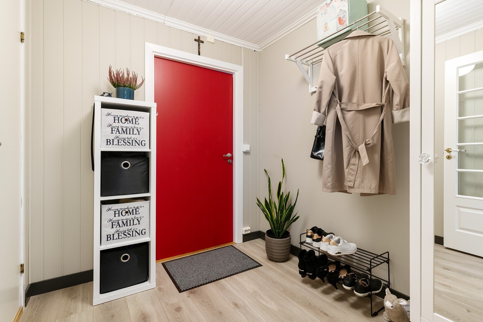 Velkommen inn i din nye leilighet, Entréen/gang med godt av plass for oppheng av klær og sko. Galleribilde