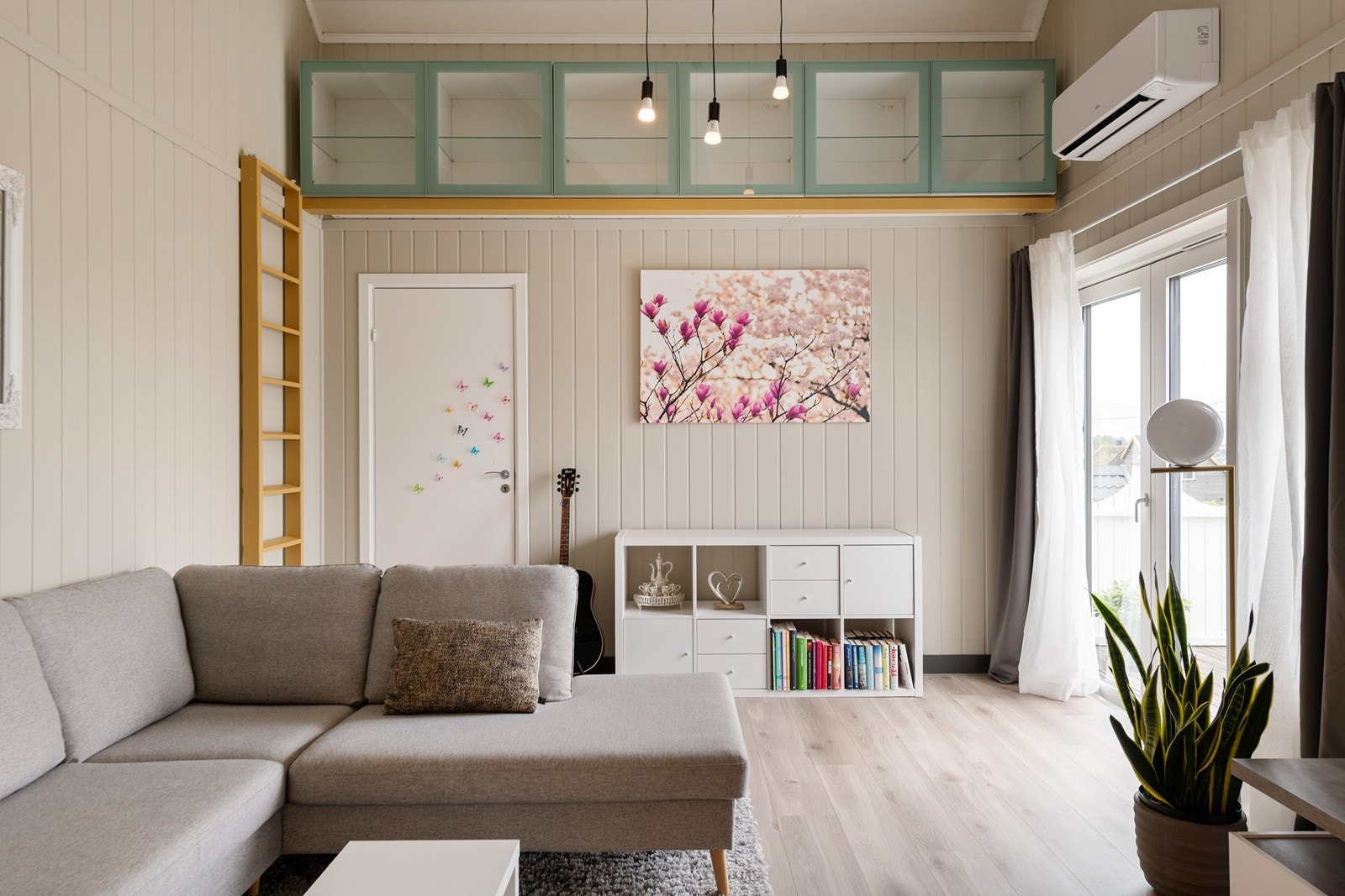 Høyt under taket, og her er det benyttet en smart løsning med oppbevaring. Galleribilde