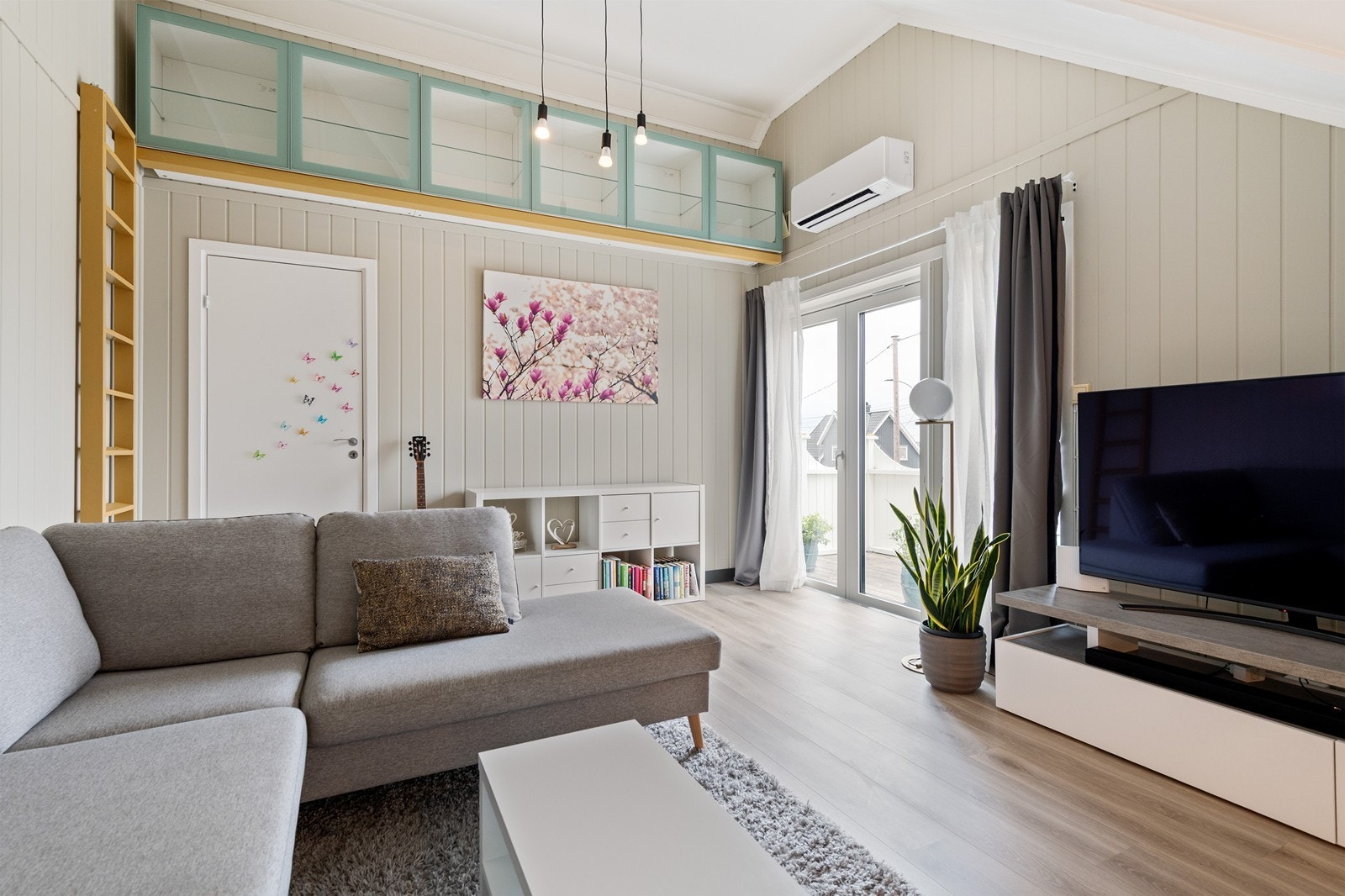 I stuen er det høyt under taket, som gir rommet en lysere og større følelse. Galleribilde