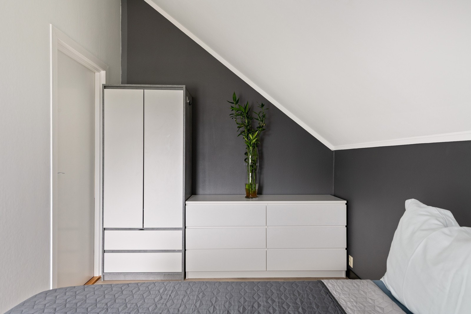 Fin plass for klesoppbevaring på soverommet. Galleribilde