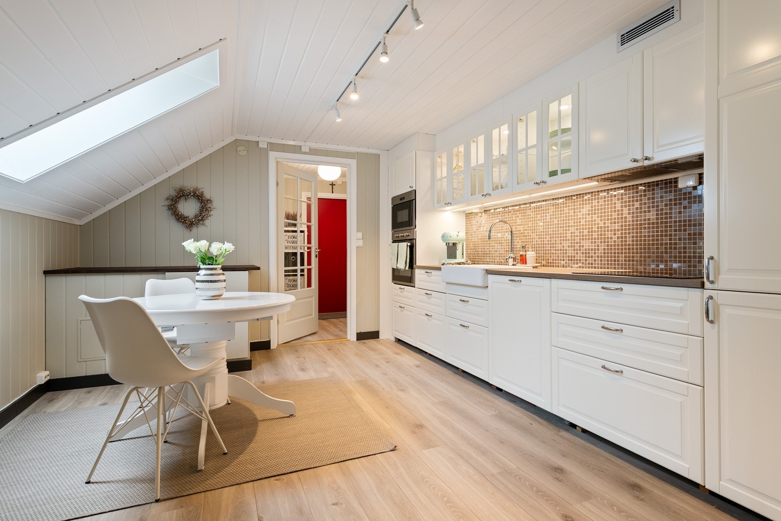 Flott kjøkken, fra ca 2018, masse skap og benkeplass, og godt med plass for spisebord. Galleribilde