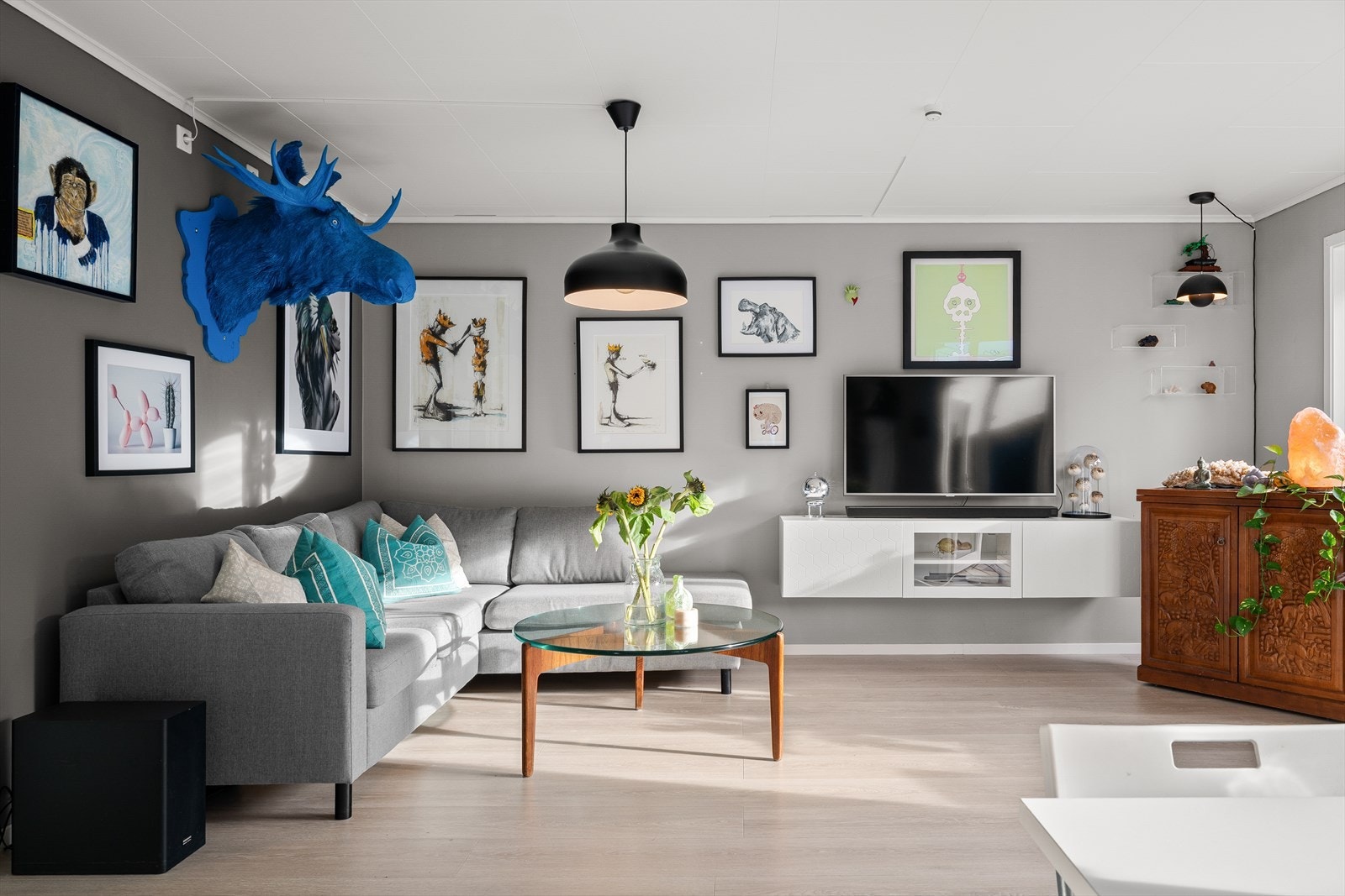 Gulvflatene er gjennomgående belagt med laminat på gulv. Galleribilde