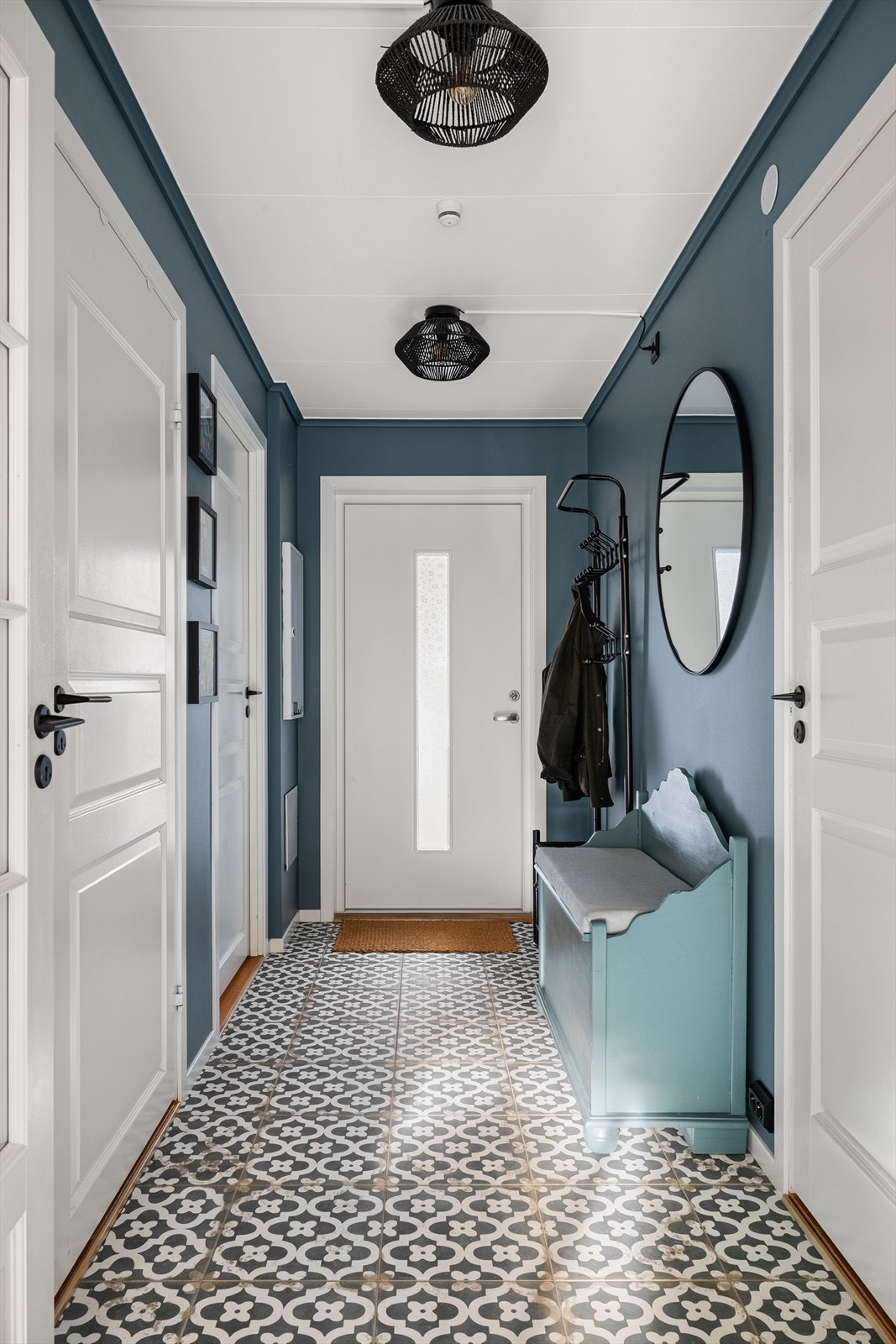 Entréen har fliser på gulv med varme. Galleribilde