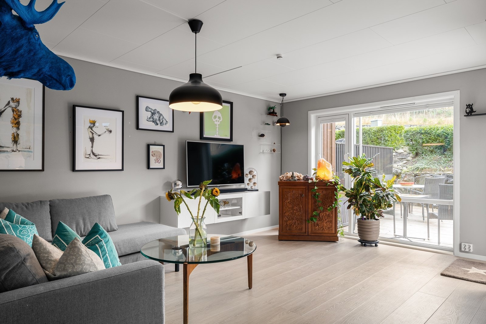 Leiligheten fremstår med stilrene farge- og materialvalg med en praktisk planløsning. Galleribilde