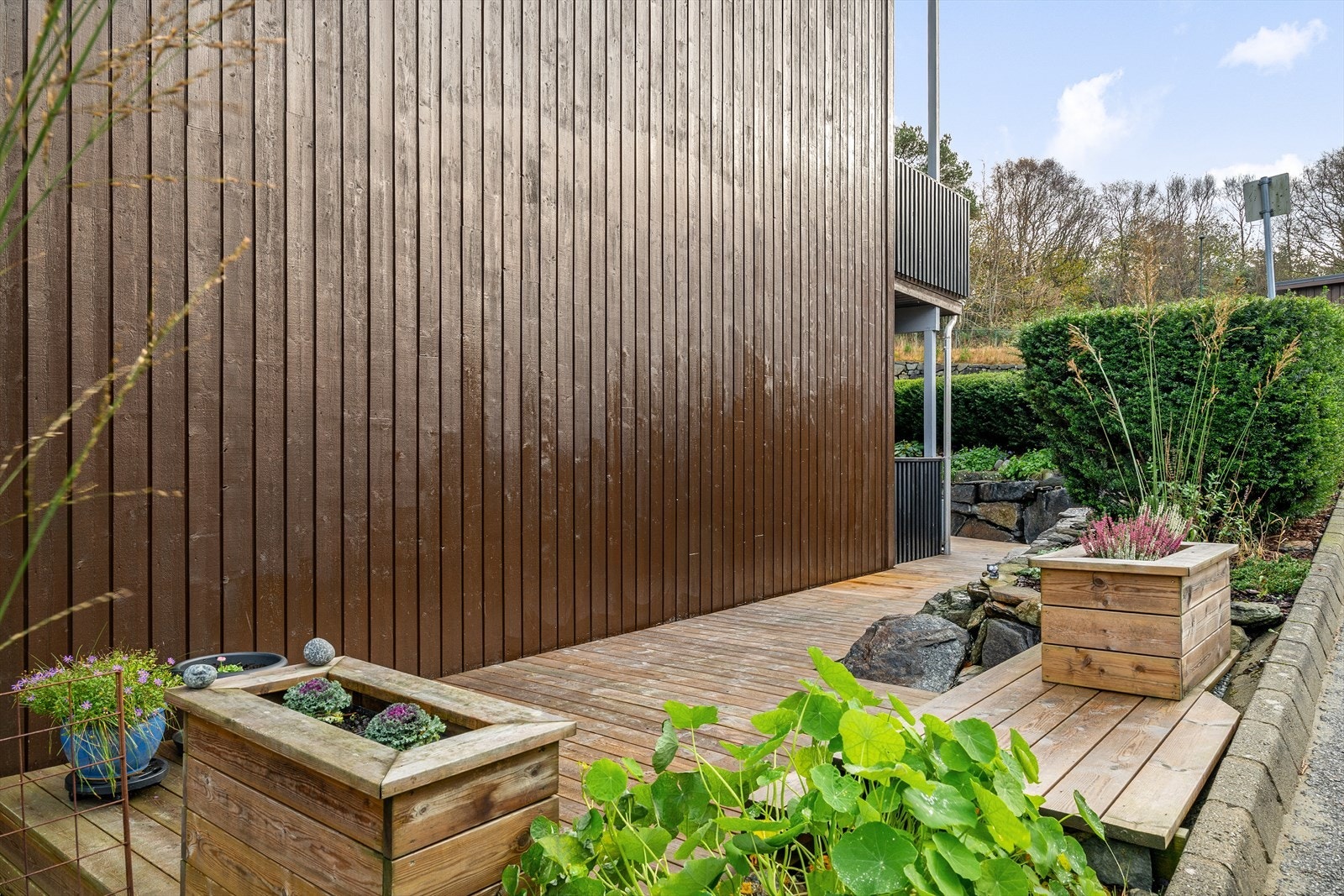 Terrassen strekker seg rundt store deler av leiligheten. Galleribilde