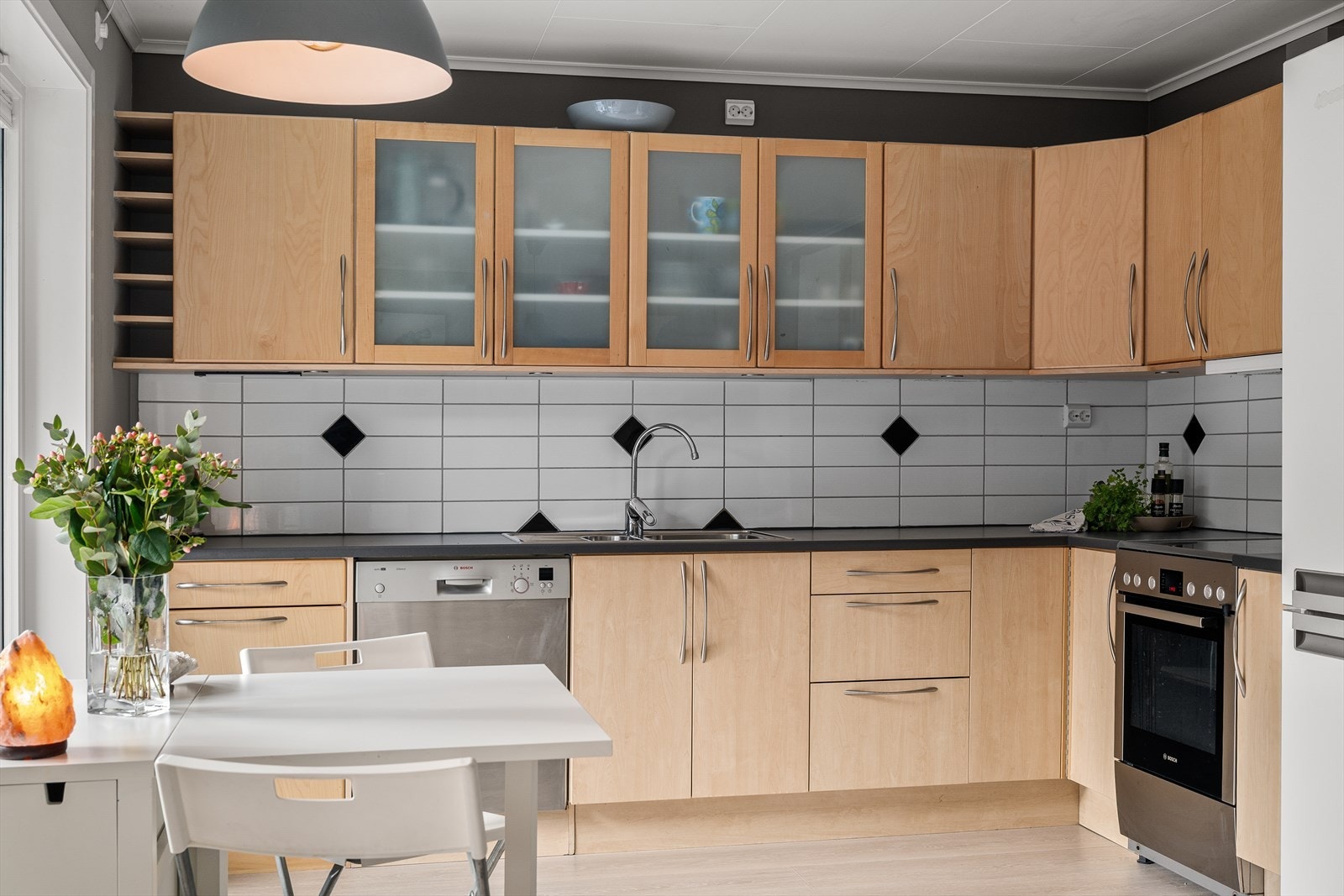 Frittstående hvitevarer som komfyr, oppvaskmaskin og kjøleskap/frys. Kjøleskap/frys medfølger ikke handelen. Galleribilde