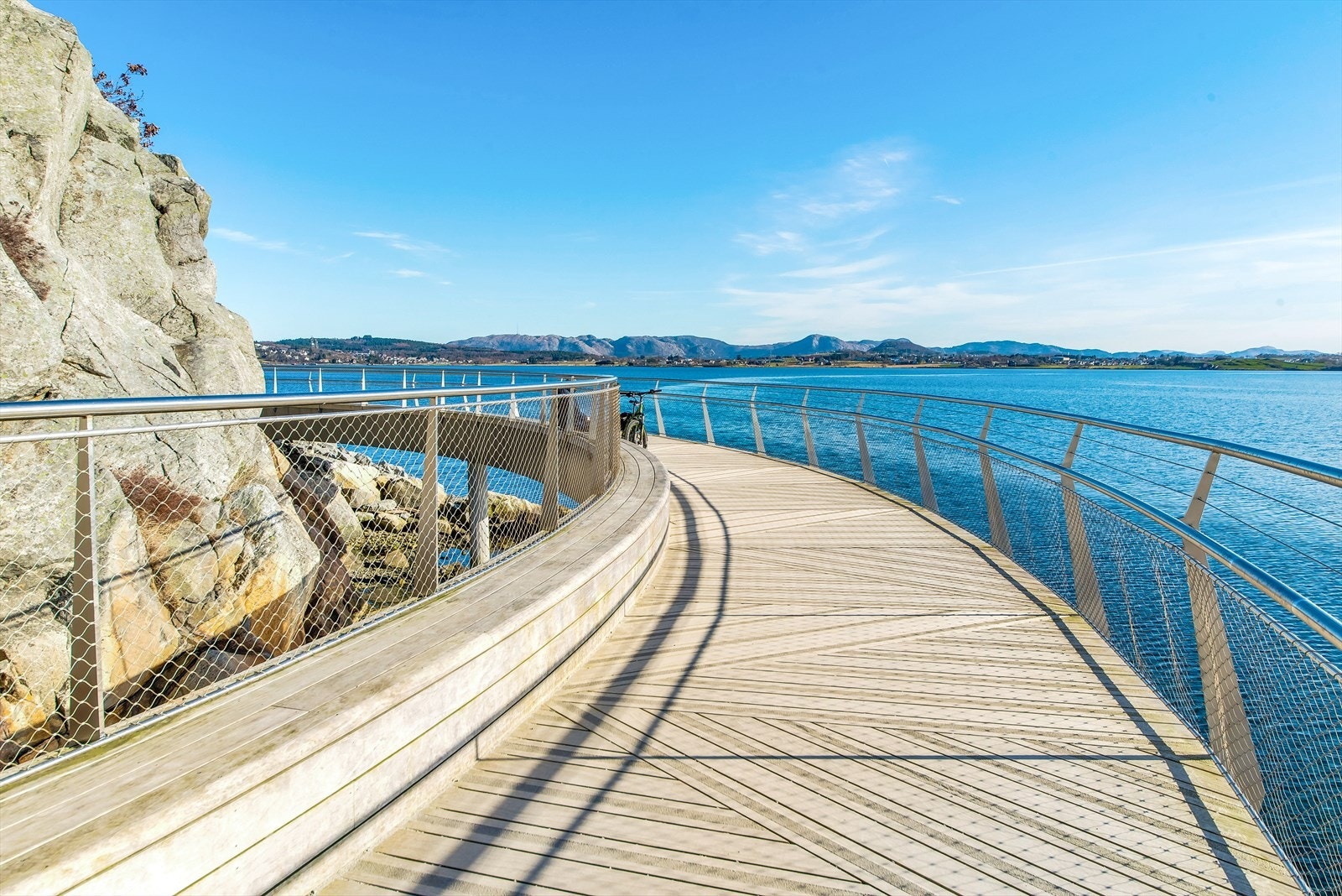 Her kan du ta turen til Møllebukta eller langs sjøen til Kiellandmonumentet og videre til Hålandsvannet. Galleribilde