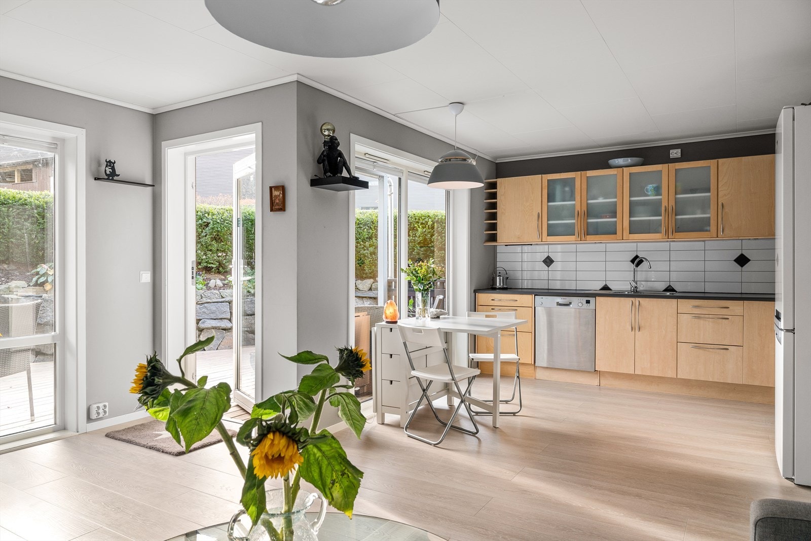 Velkommen inn! Stuen har åpen løsning mot kjøkken med store vindusflater som sørger for godt med naturlig lys inn i rommet. Galleribilde