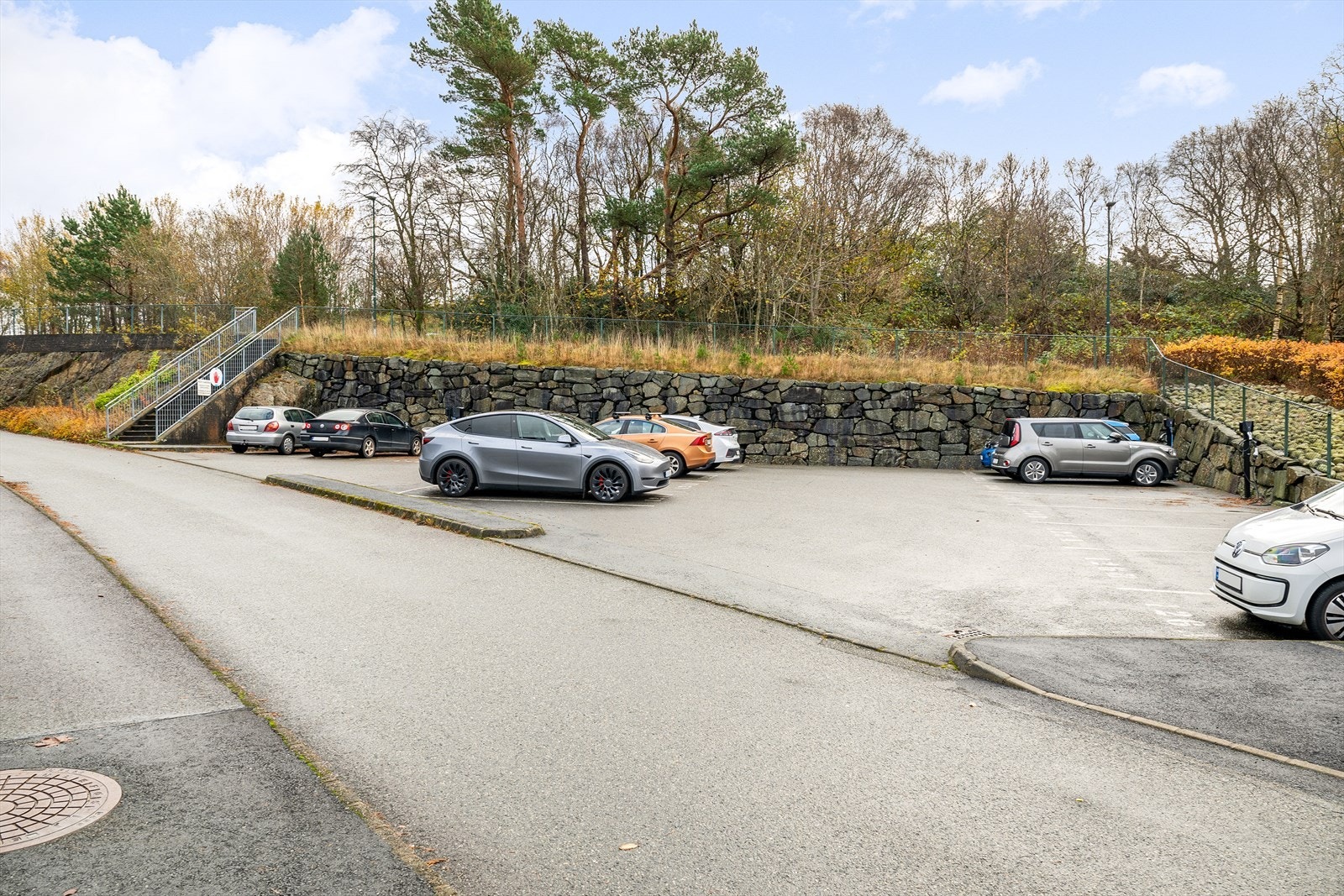 Leiligheten har tilhørende fast parkeringsplass med el-bil lader like ved. Galleribilde