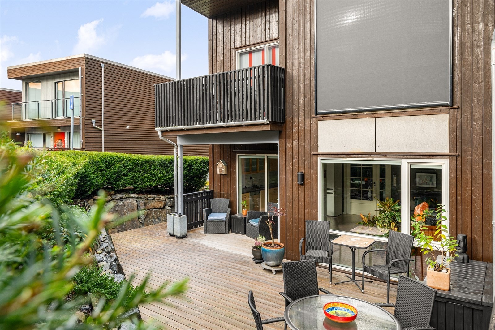 Velkommen til Ryttersvingene 132 A, en flott og innbydende 3-roms endeleilighet beliggende i et attraktivt og rolig boligområde på Sunde. Galleribilde