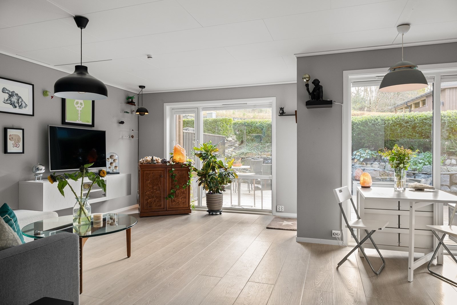 Rommets utforming og størrelse gir anledning til å innrede i ulike soner, med sofagruppe og spisegruppe i tilknytning med kjøkkenet. Galleribilde