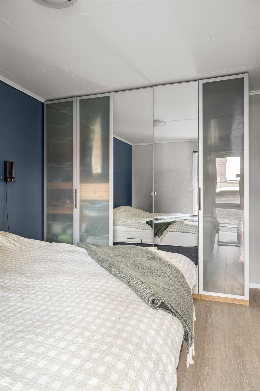 Hovedsoverommet er innredet med stort garderobeskap. Galleribilde