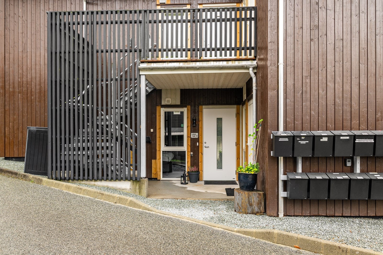 Det er enkel trappefri adkomst til leiligheten. Galleribilde