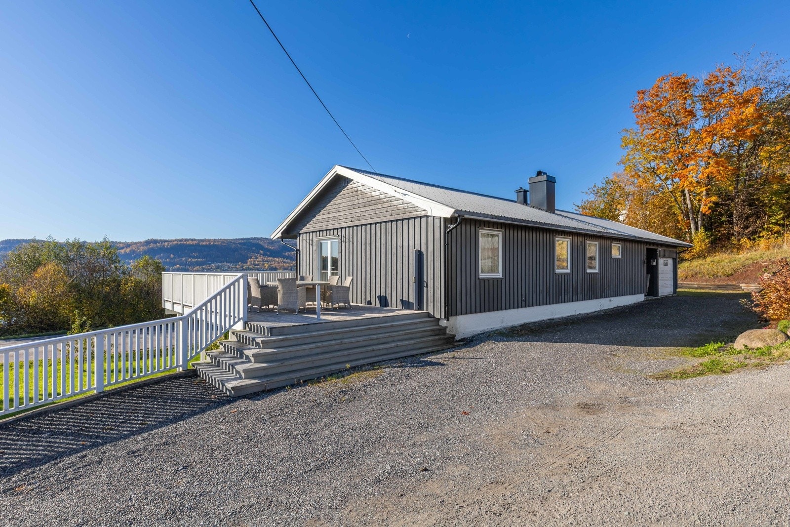 Sjarmerende fasade og nydelig beliggenhet. En harmonisk bolig med stor gårdsplass omgitt av natur og sjøluft. Galleribilde