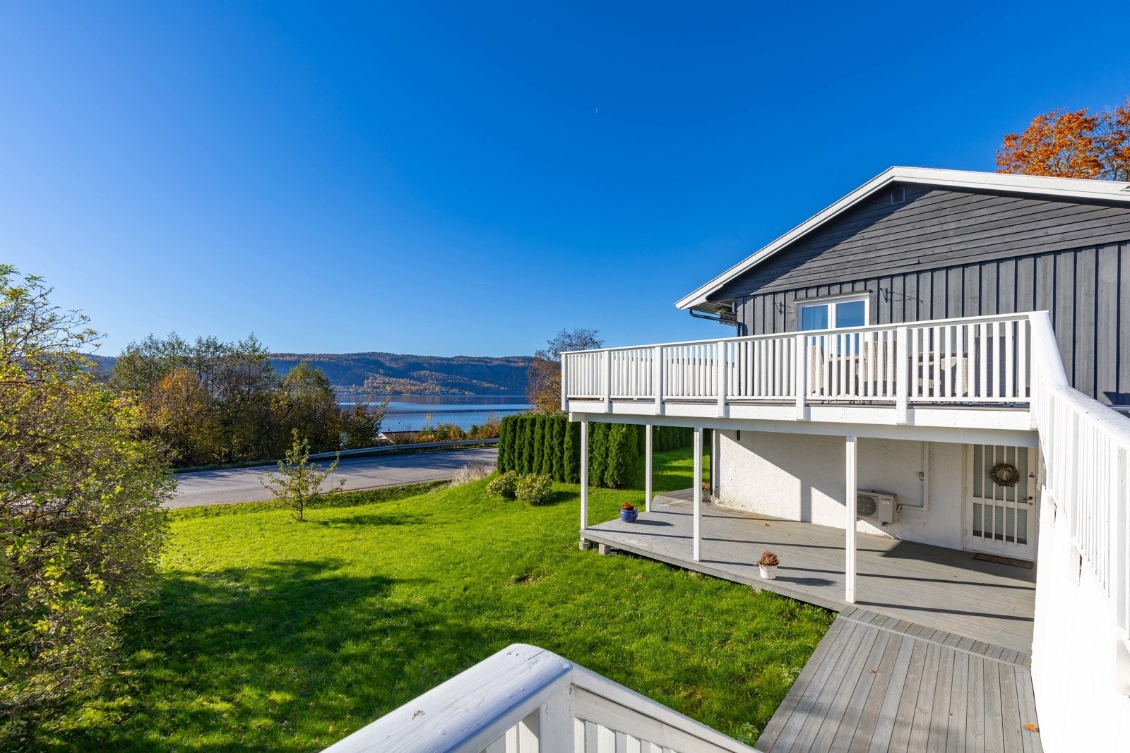 Egen inngang til utleiedel. Gir fleksibilitet og skiller hovedboligen fra utleieenheten på en diskret og funksjonell måte. Galleribilde