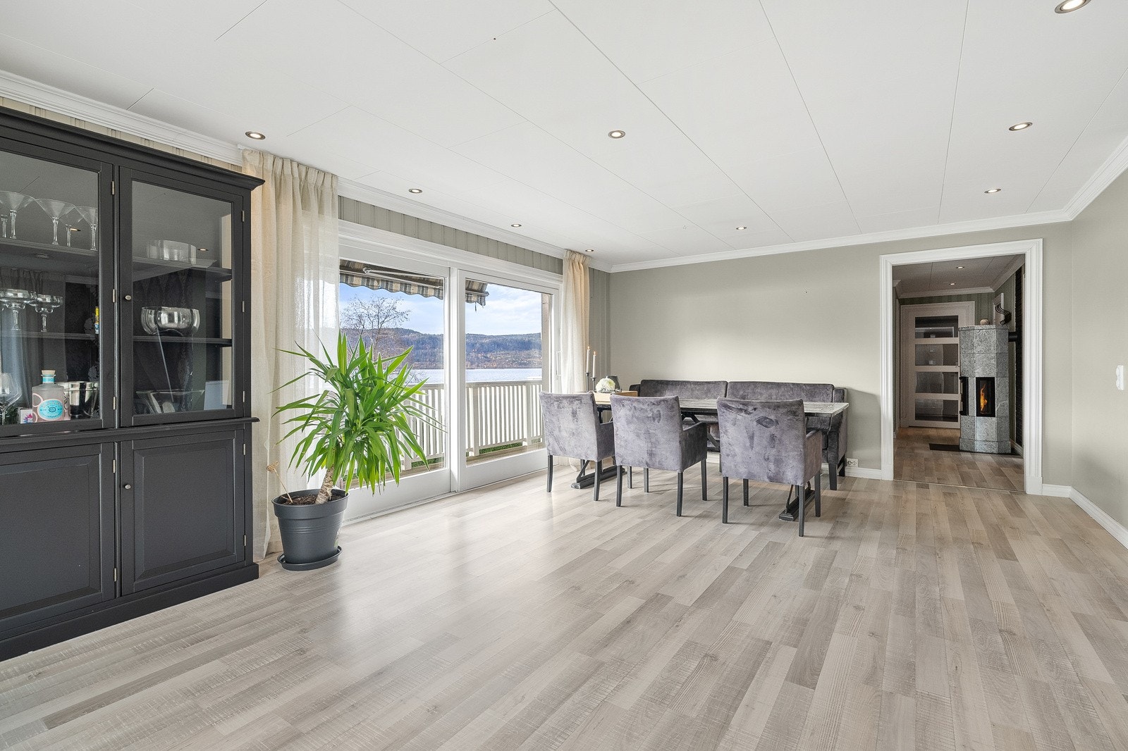 Lys og romslig spisestue. Store vindusflater slipper inn godt med lys og gir vakker utsikt mot sjøen. Galleribilde