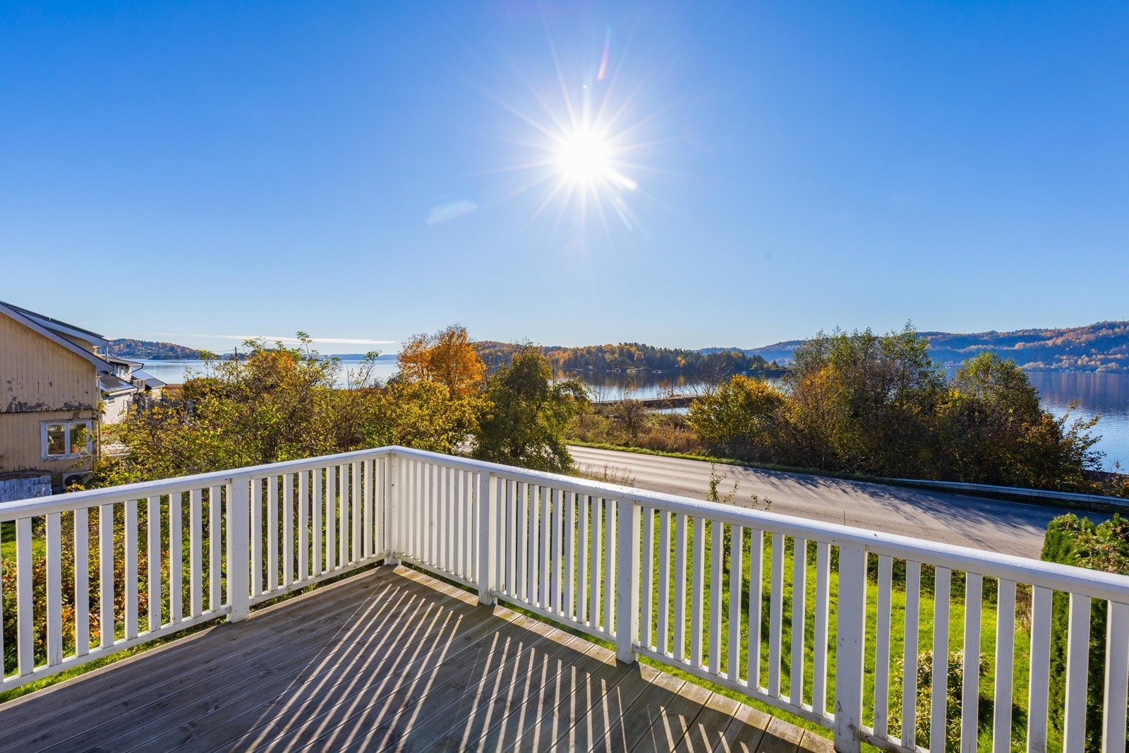 Nydelig utsikt fra verandaen. Nyt solen og den rolige atmosfæren med sjøen rett nedenfor. Galleribilde
