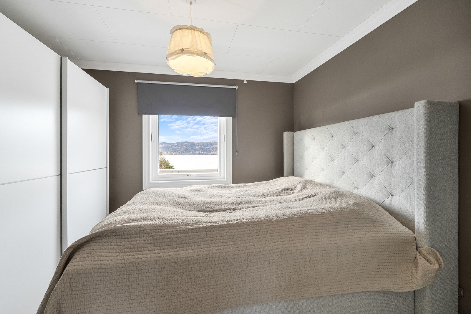 Hovedsoverom med utsikt mot sjøen. Rolig og behagelig rom med god plass til oppbevaring og dobbeltseng. Galleribilde