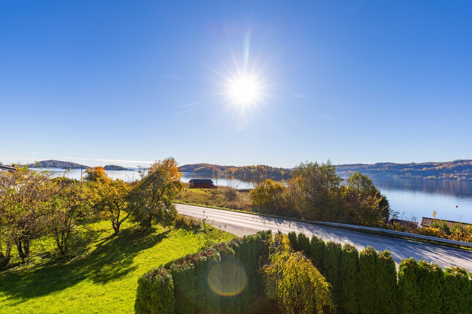 Veranda med panoramautsikt. Et flott sted å nyte utsikten, solen og stillheten ved vannet. Galleribilde