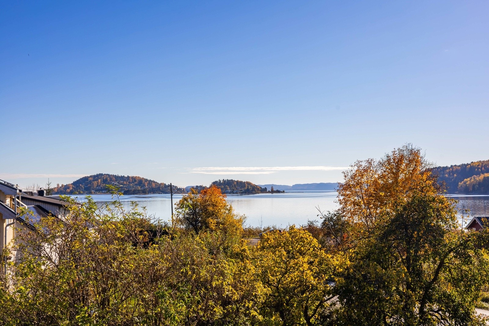Utsikt mot fjorden. Solrike omgivelser og fantastisk nærhet til sjøen gir ekte kystfølelse. Galleribilde