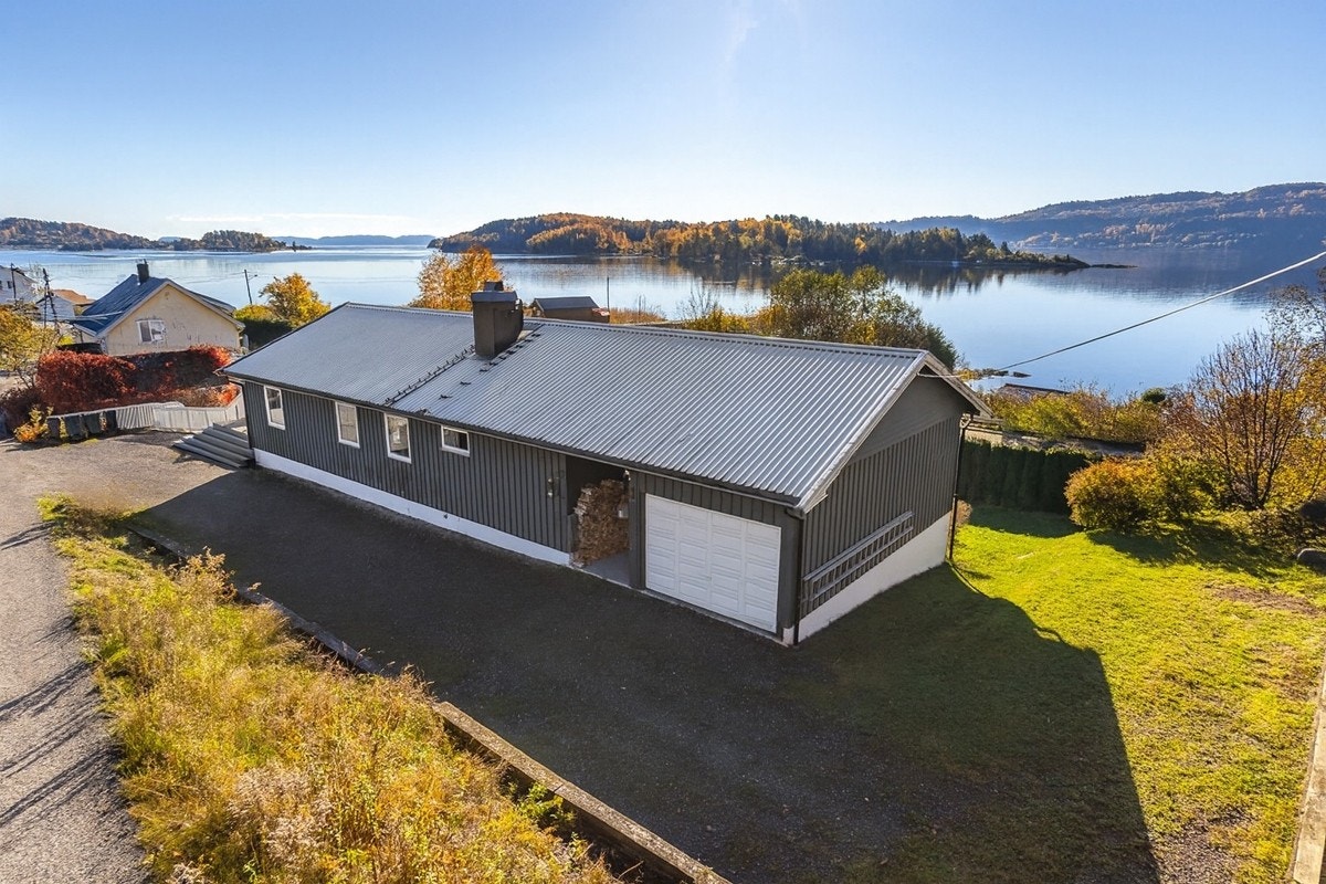 Sjøutsikt og solrike dager. Her kan du lene deg tilbake og nyte utsikten over fjorden fra verandaen. Galleribilde