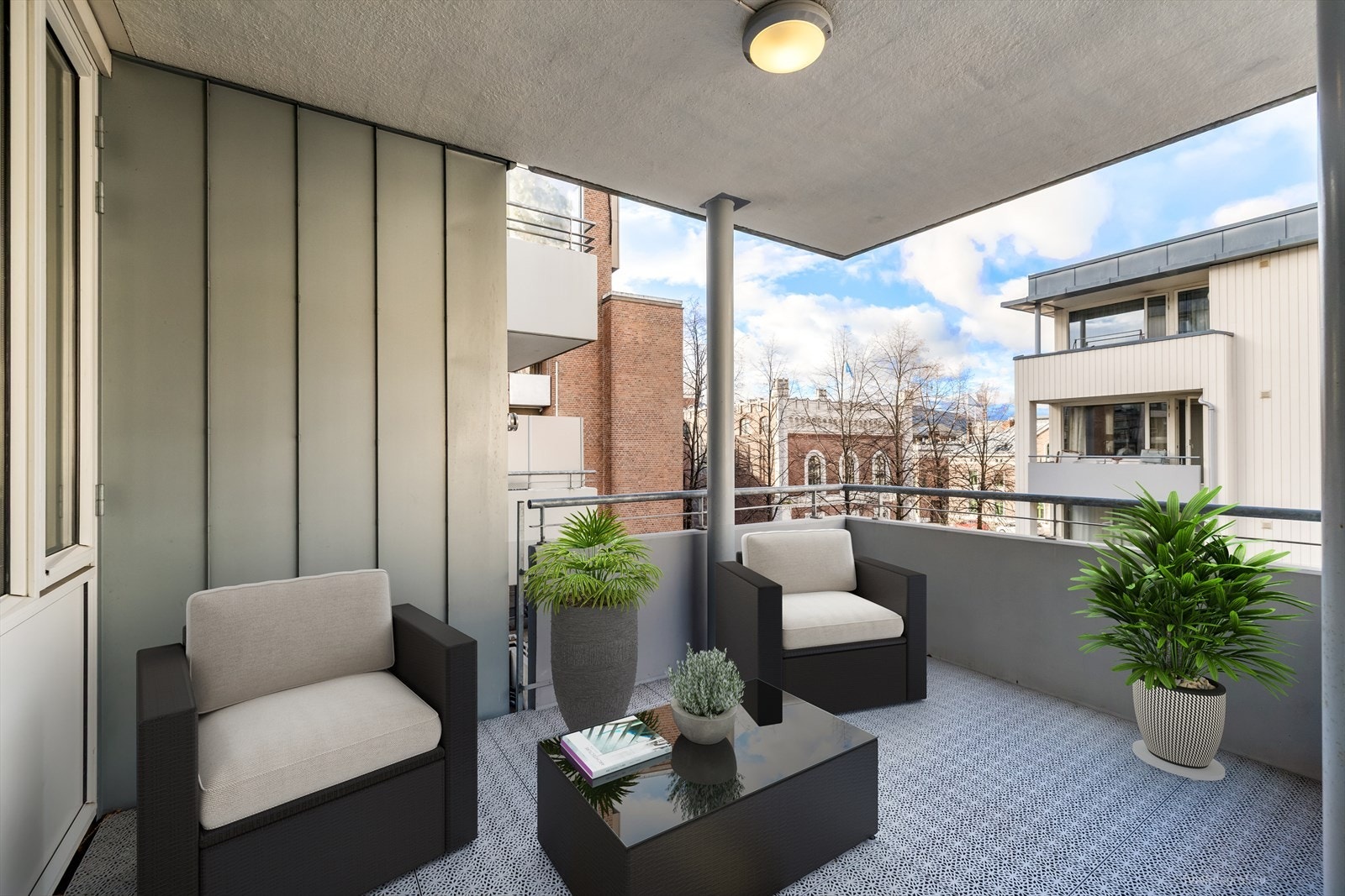 Stor overbygget balkong med trivelig utsyn. Bildet er digitalt stylet. Galleribilde