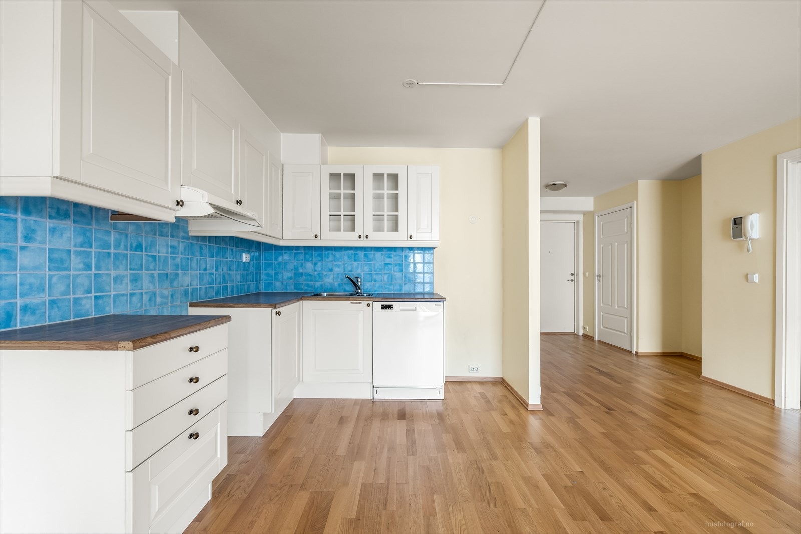 Pen kjøkkeninnredning med profilerte fronter Galleribilde