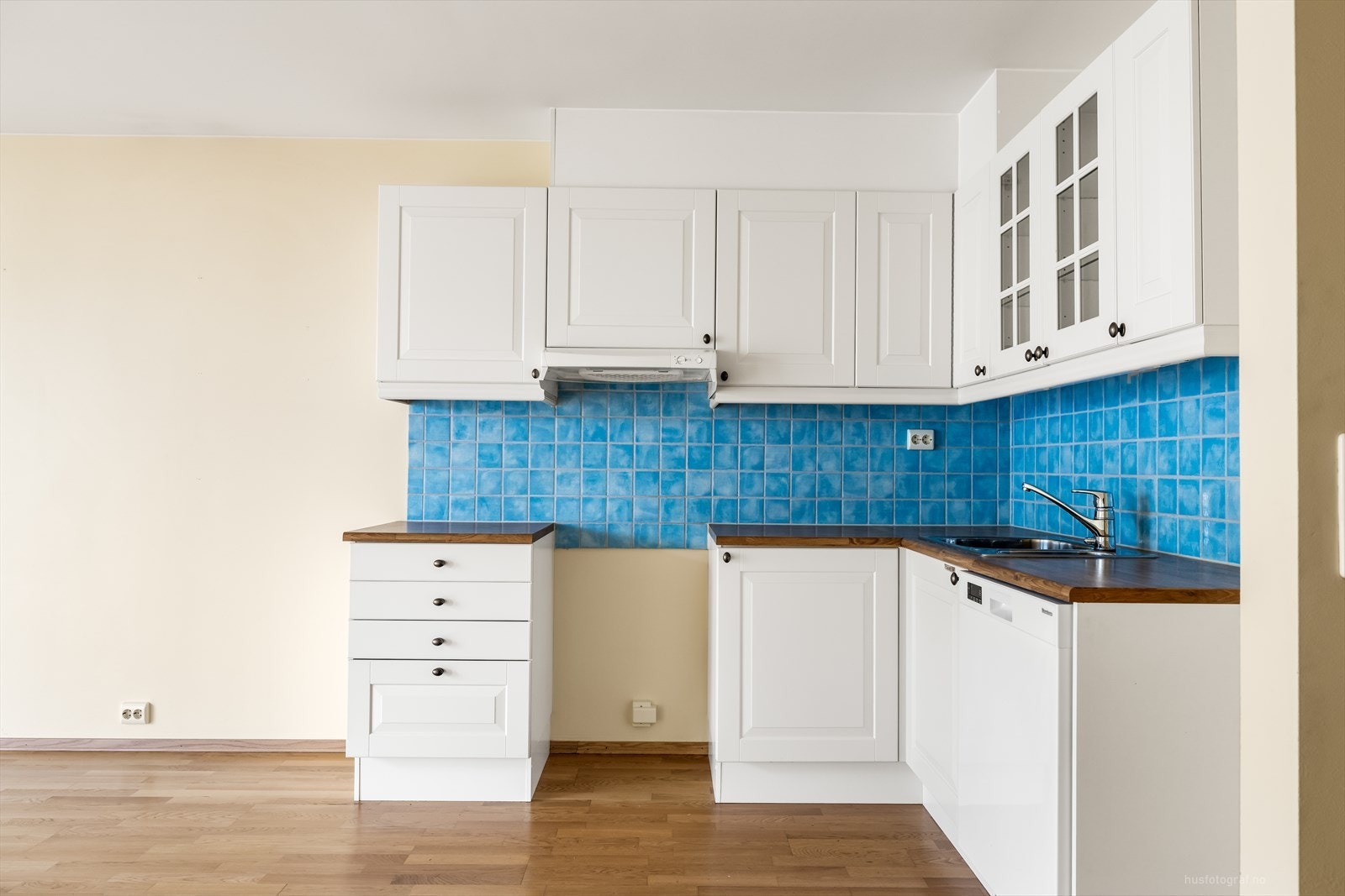 Plass til stekeovn og kjøleskap. Integrert oppvaskmaskin Galleribilde