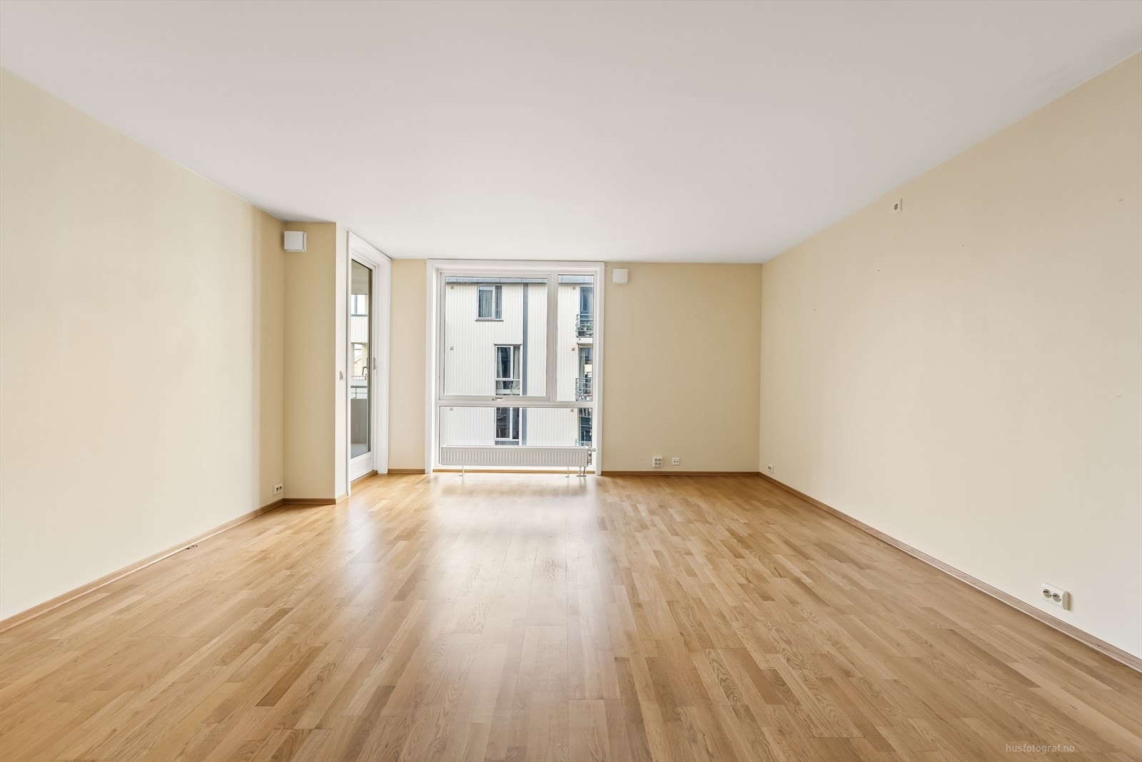 Store vindusflater sikrer godt med innslipp av lys Galleribilde