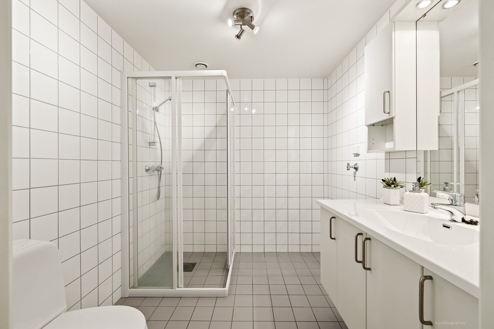 Funksjonelt bad med opplegg til vaskemaskin og tørketrommel Galleribilde