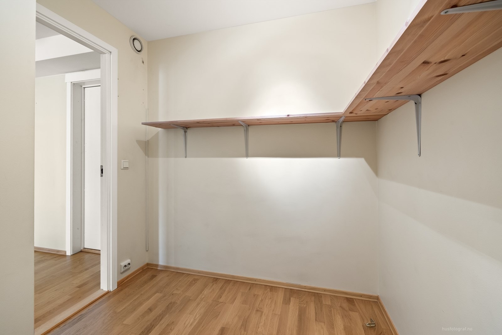 Leiligheten har en tilgjengelig entré med forbindelse til innvendig bod Galleribilde