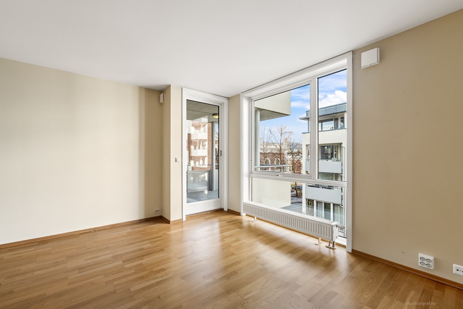 Fra stuen er det utgang til flott overbygget balkong Galleribilde