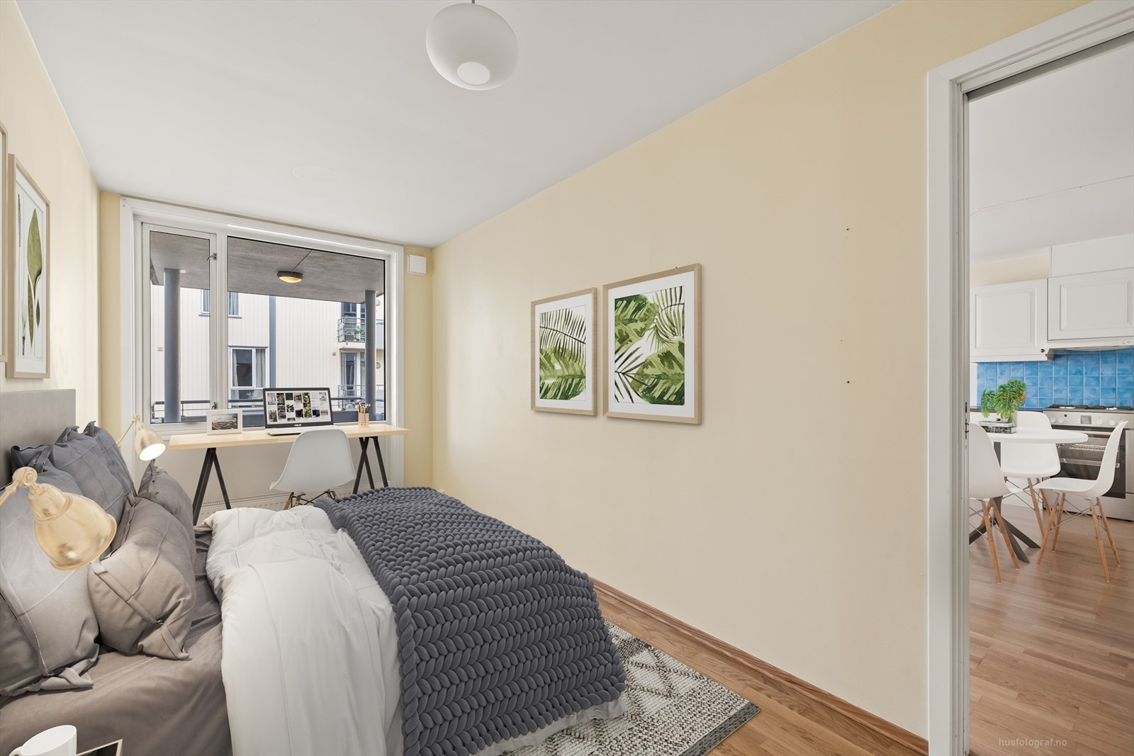 Fra stuen er det videre adkomst til det romslig soverommet med mye garderobeplass. Bildet er digitalt stylet, størrelses-avvik vil forekomme Galleribilde
