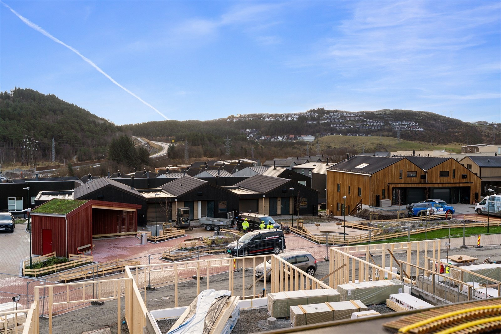 Utsikt fra boligen. Nye boliger er under oppføring, blant annet sør for denne eiendommen, se vedlagte reguleringskart. Konf. megler. Galleribilde
