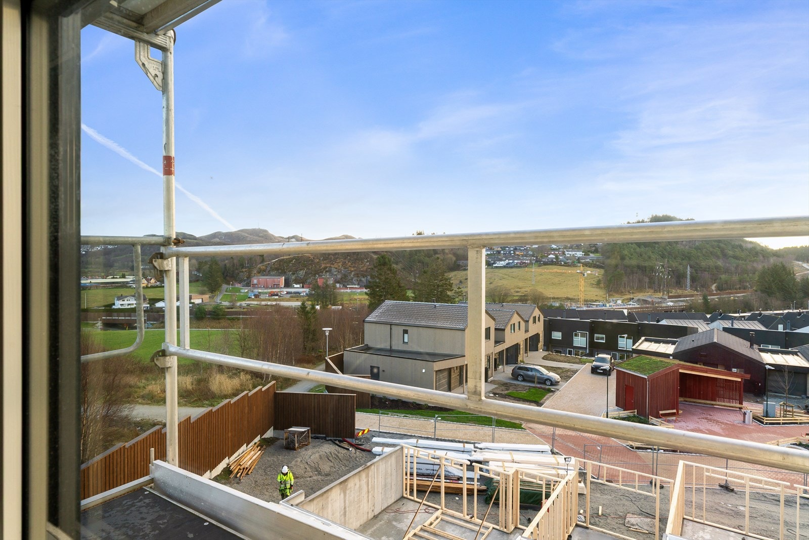 Utsikt fra boligen. Nye boliger er under oppføring, blant annet sør for denne eiendommen, se vedlagte reguleringskart. Konf. megler. Galleribilde