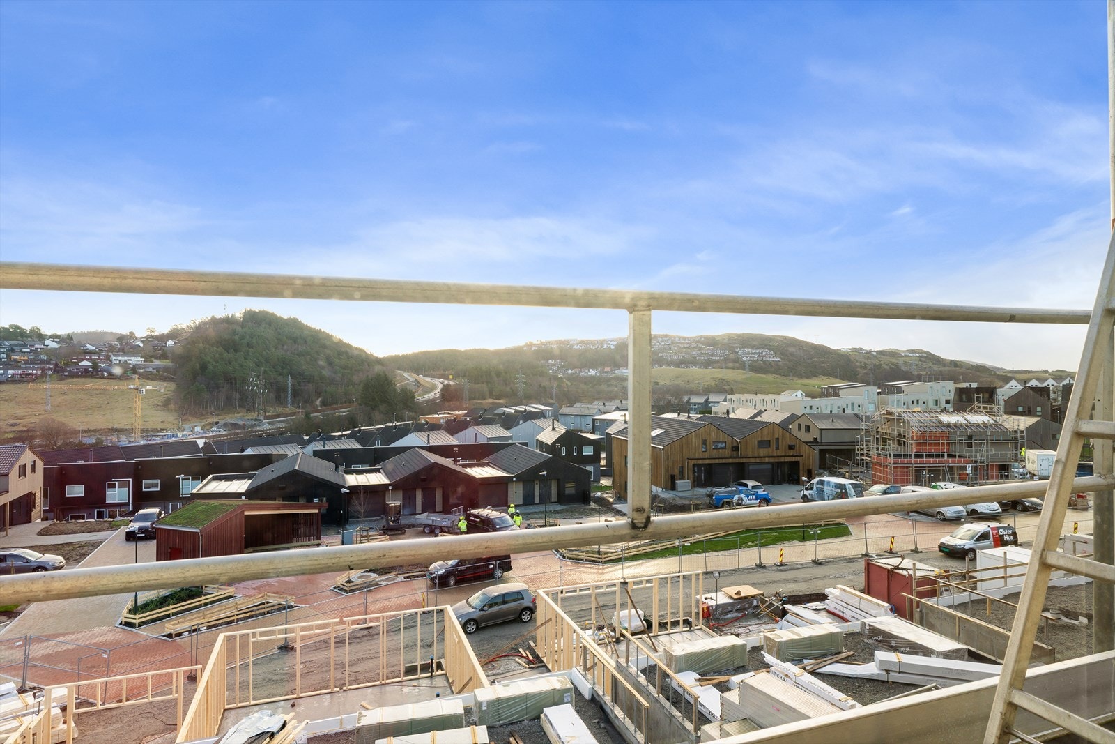 Utsikt fra boligen. Nye boliger er under oppføring, blant annet sør for denne eiendommen, se vedlagte reguleringskart. Konf. megler. Galleribilde