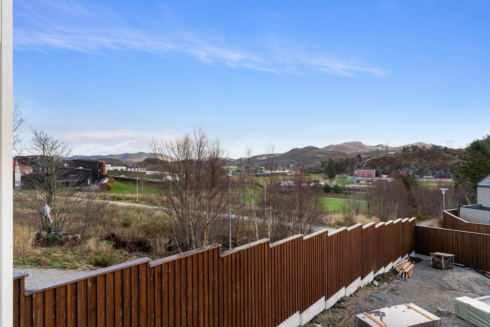 Boligen ligger i enden av en blindgate og grenser mot friområde/tursti. Galleribilde