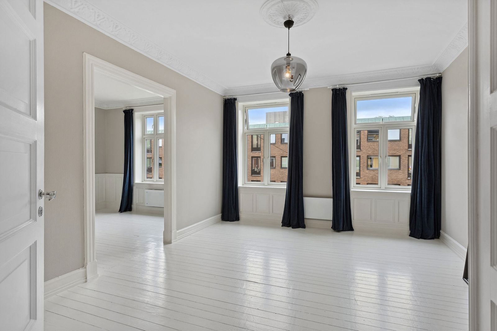 To romslige stuer med gode lys forhold. Galleribilde