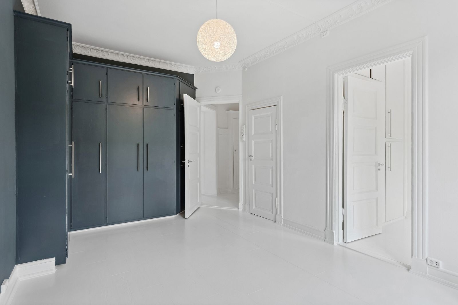 Innebygd garderobeløsning med god plass til oppbevaring. Galleribilde