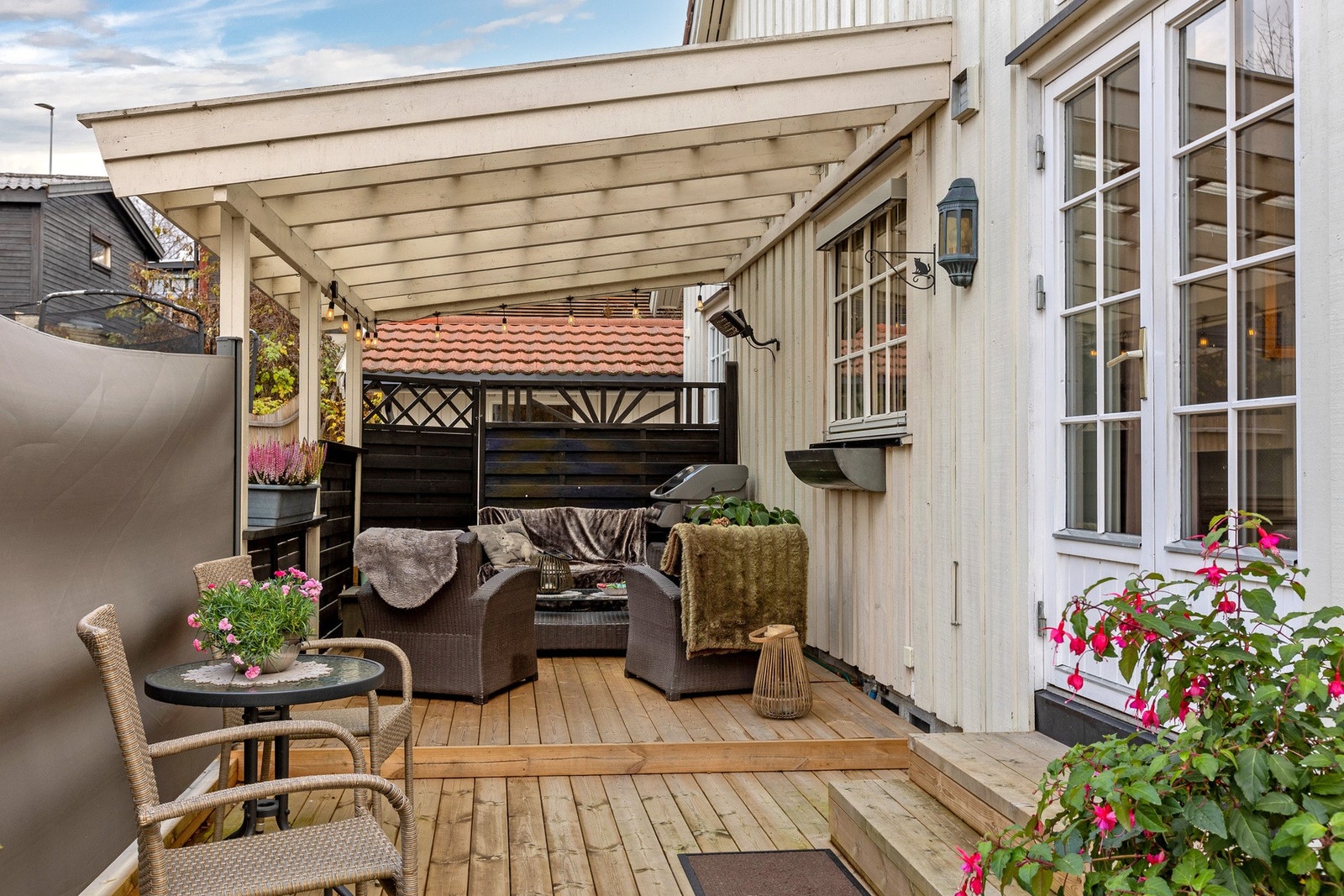 Trivelig, overbygd terrasse med sittegruppe - perfekt for rolige stunder utendørs i ly for vær og vind. Galleribilde