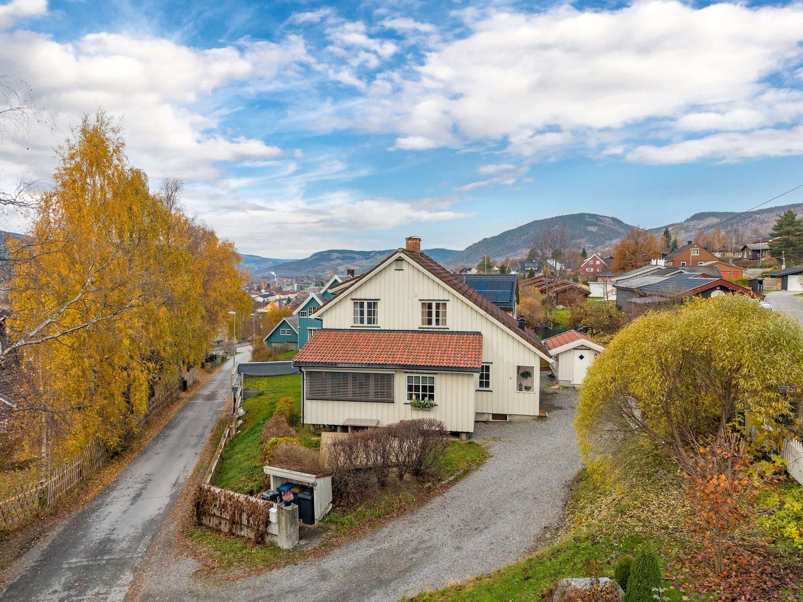 Fasadebilde som viser eiendommen fra veien - en sjarmerende bolig med klassisk uttrykk og frittliggende beliggenhet. Galleribilde