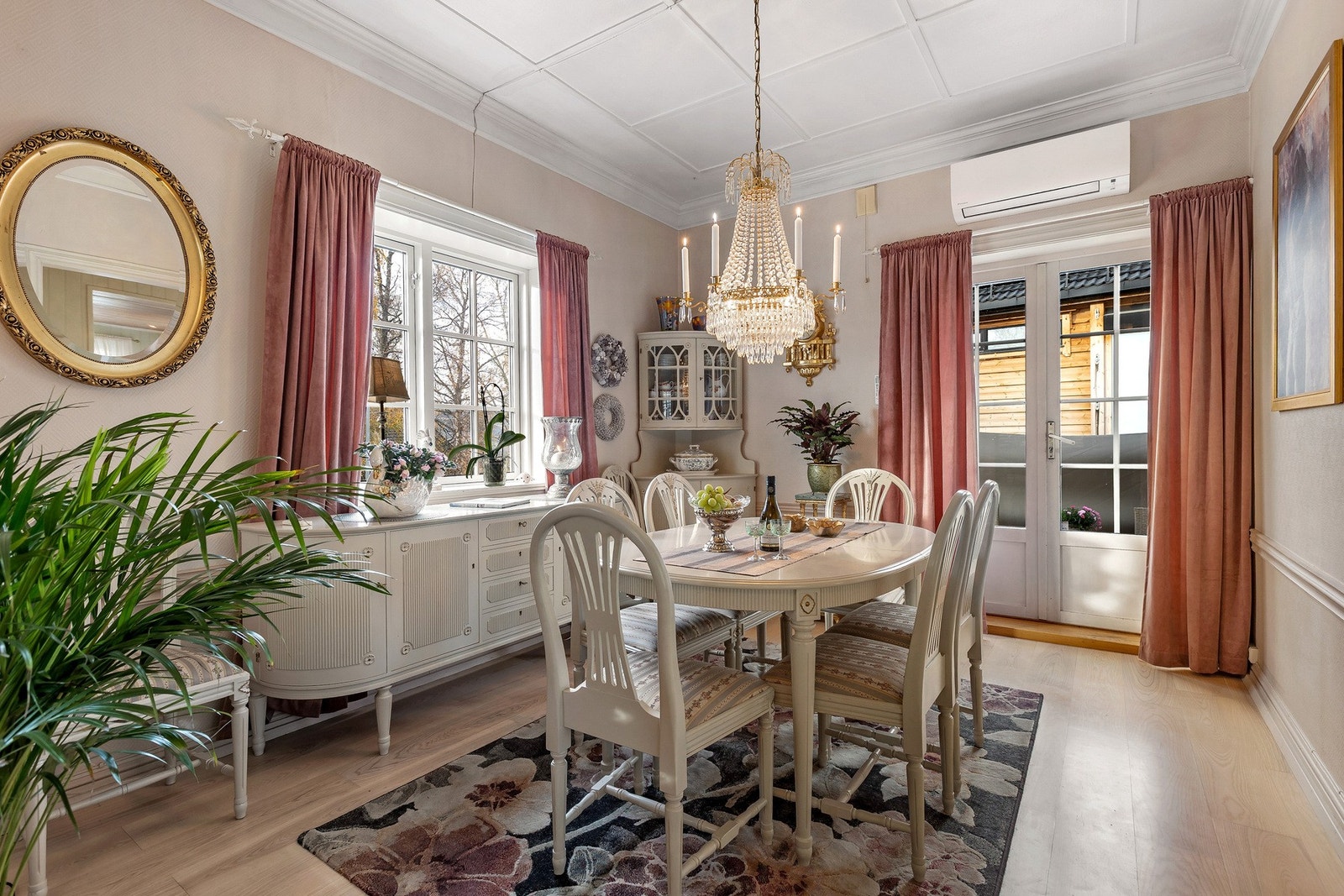 Pent spisestuerom med plass til stort spisebord, vakre detaljer og gode lysforhold fra store vinduer og terrassedør. Galleribilde