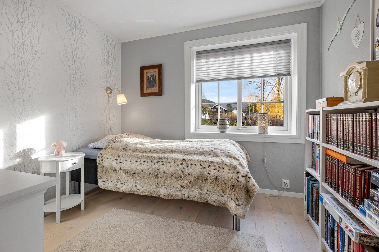 Lyst og trivelig soverom med moderne farger, god plass til seng og oppbevaring, samt stort vindu som slipper inn rikelig med dagslys. Galleribilde