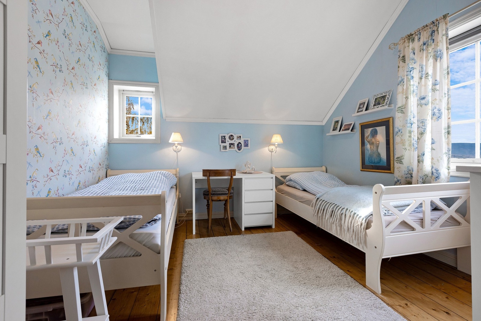 Lyst og koselig soverom med plass til to enkeltsenger. Delikate farger og skråtak gir en sjarmerende atmosfære. Galleribilde